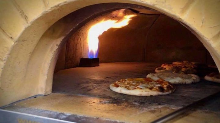 All'interno del ristorante Lo Sperone Ristorante - Maneggio - Camere, a sua volta inserito all'interno del Centro Ippico Lo Sperone, nasce nel 2020 una nuova pizzeria.